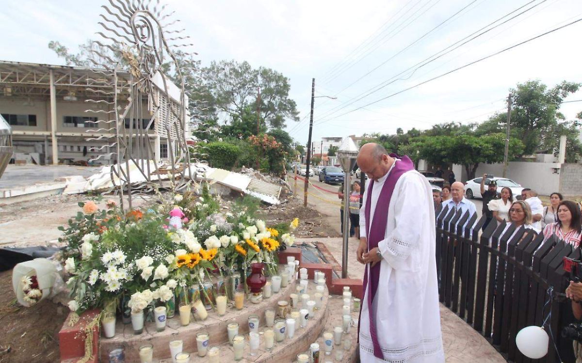 Llevan flores y veladoras; oran por las víctimas del derrumbe de la iglesia de la Santa Cruz  